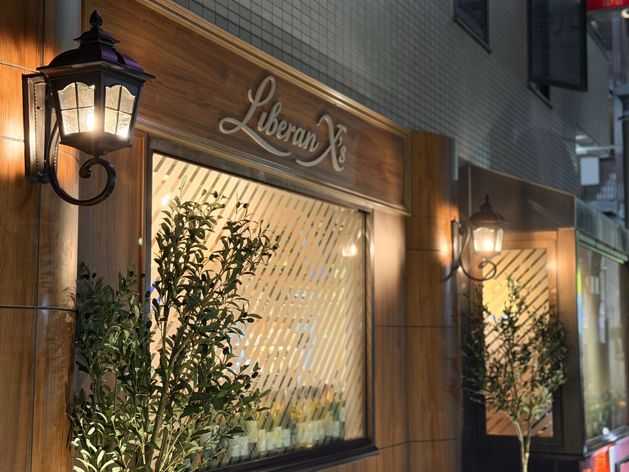 ランプが灯るLiberanX'sの外観