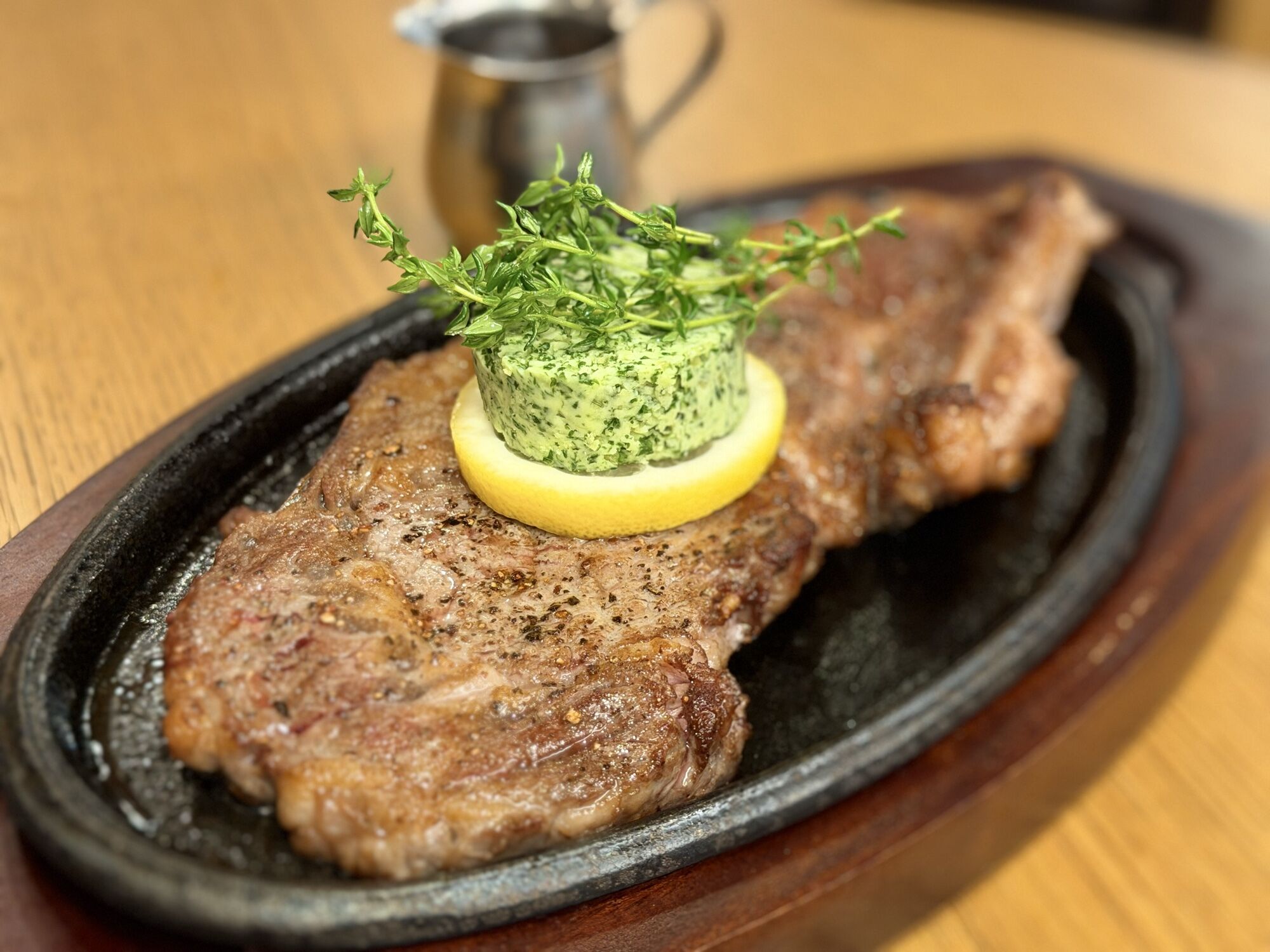 ハーブバターをのせたサーロインステーキ
